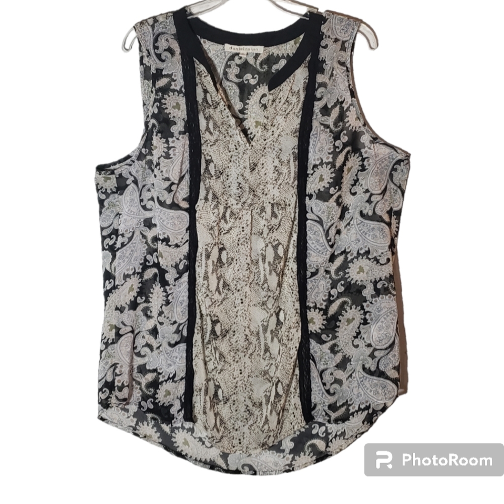 Daniel Rainn women's XL geometric print front trim pullover top. 2042
